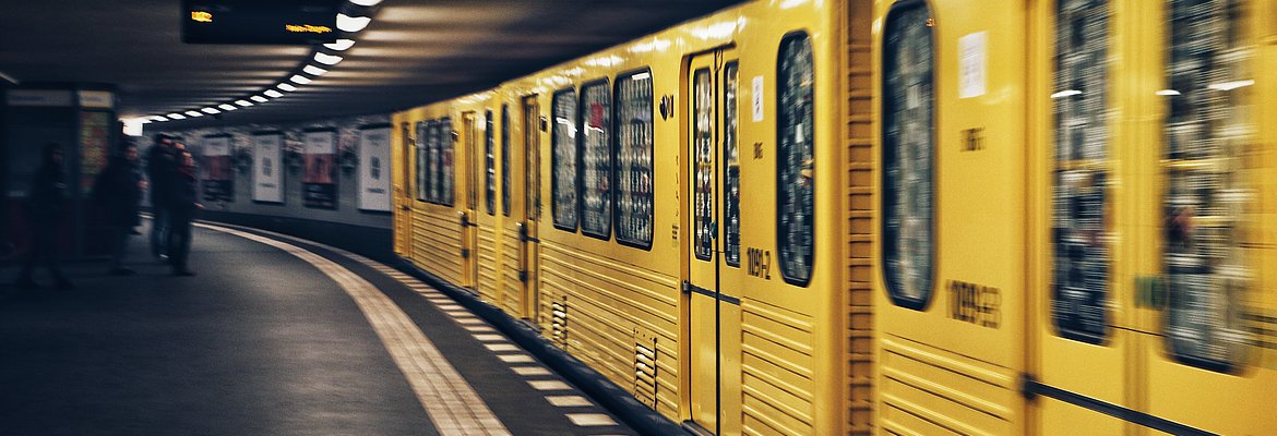 U-Bahn fährt in den Bahnhof ein.